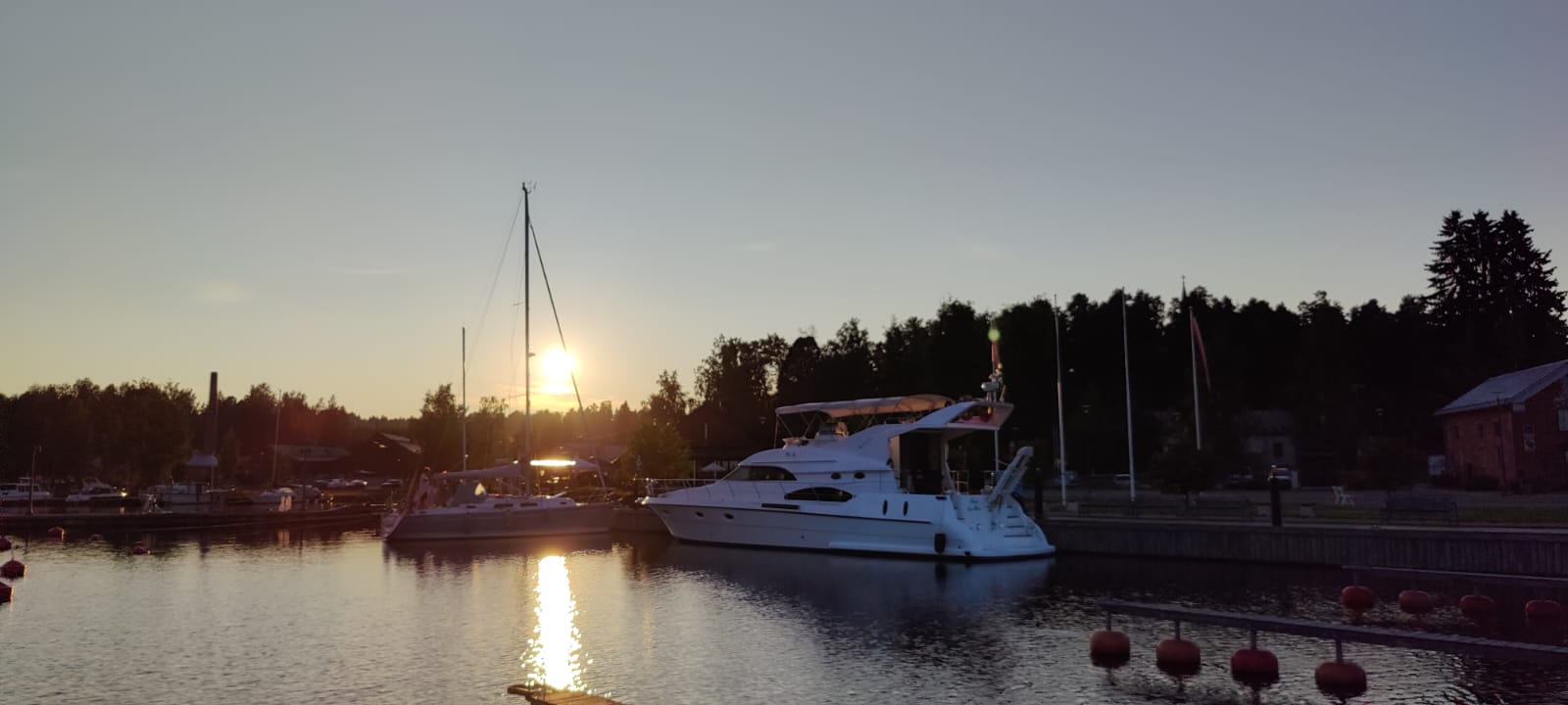 Azul De Mar satamassa auringonlaskun aikaan