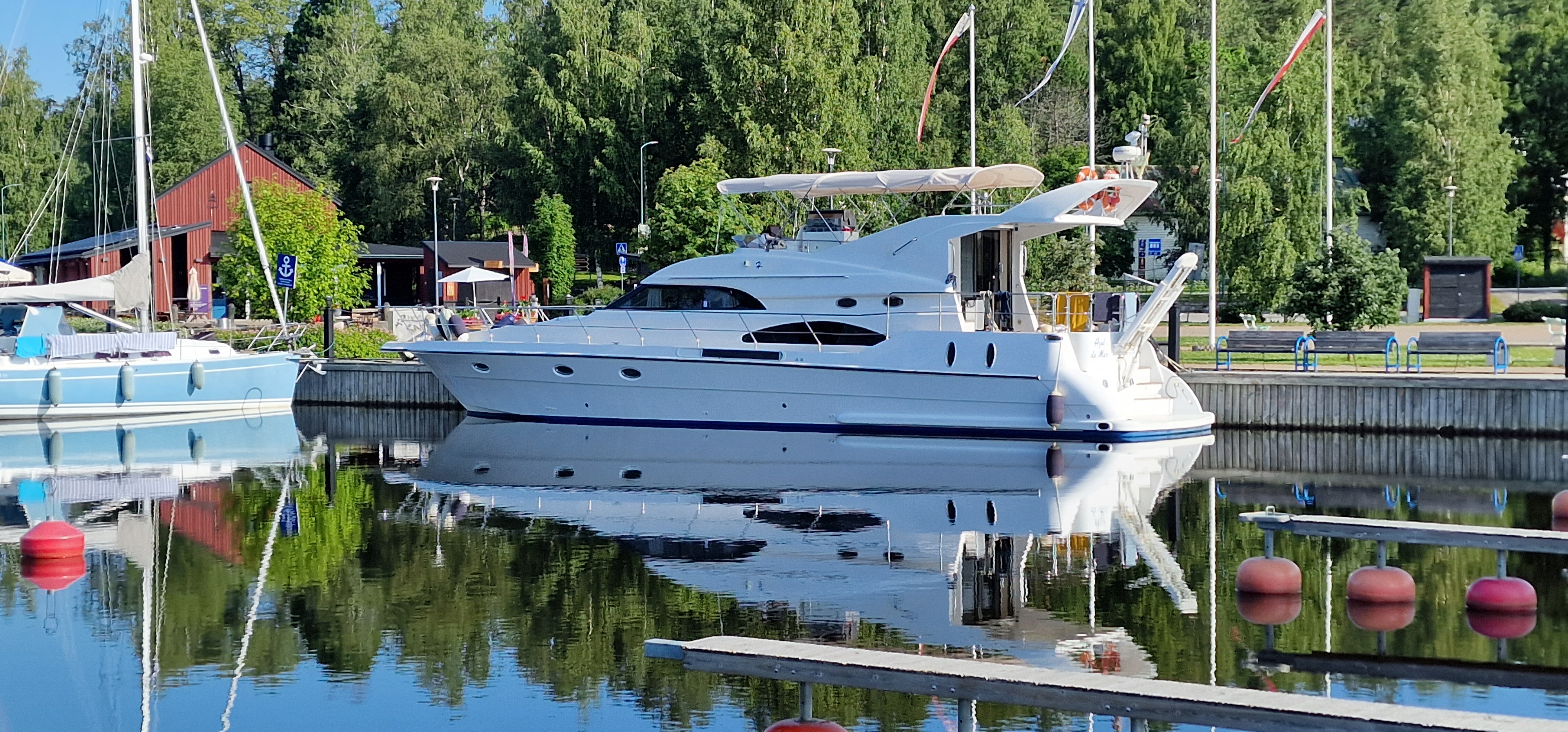 Azul De Mar satamassa kesäaamuna
