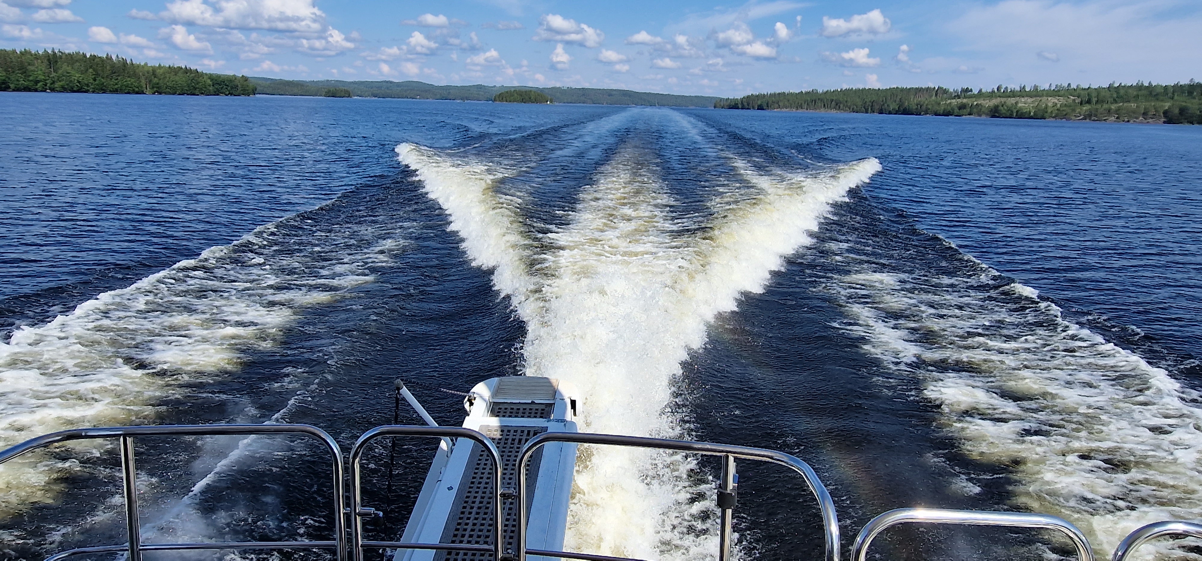 Azul De Marin vanavesi kesäisellä järvellä