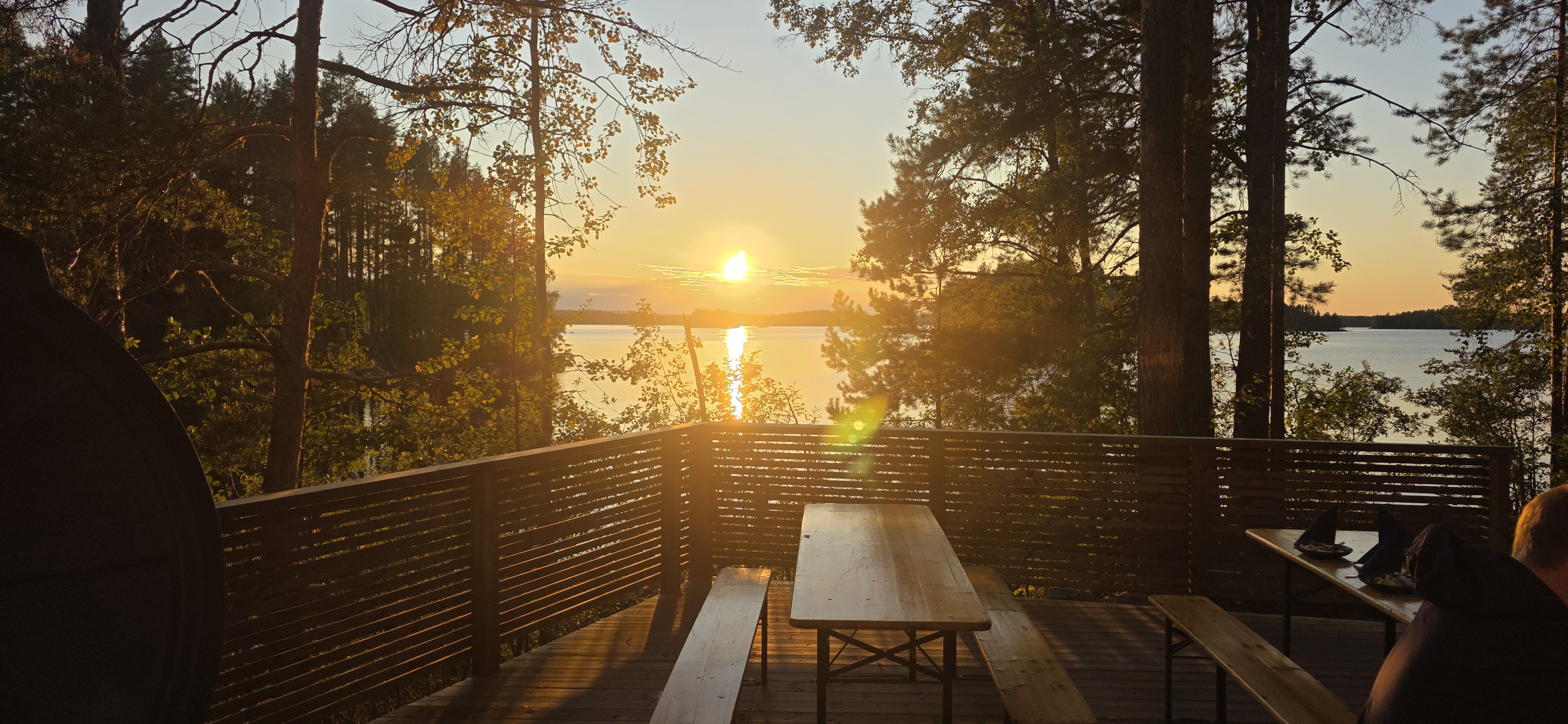 Auringonlasku Kaskisaaren terassilta
