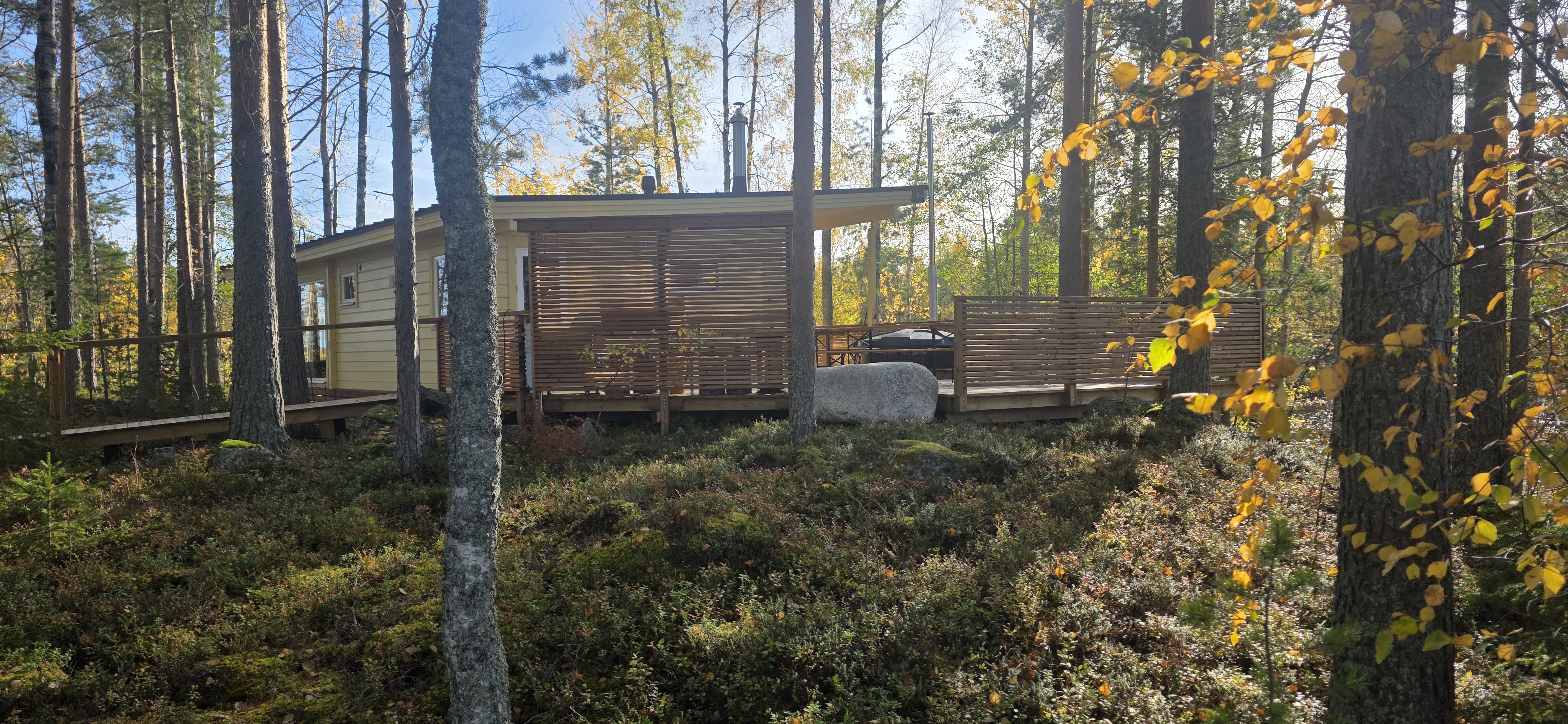 Kaskisaaren rakennus syksyisessä maisemassa