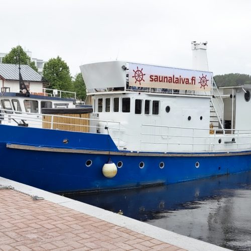 Saunalaiva satamassa